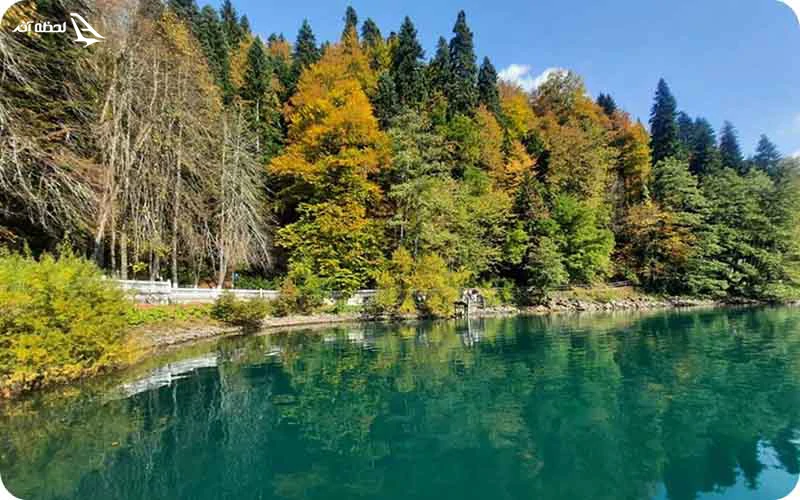 دریاچه ریتسا؛ نگینی فیروزه‌ای در دل کوهستان‌